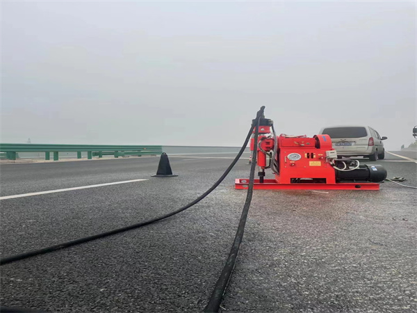 格尔木马路路基路面开裂下沉注浆加固灌浆